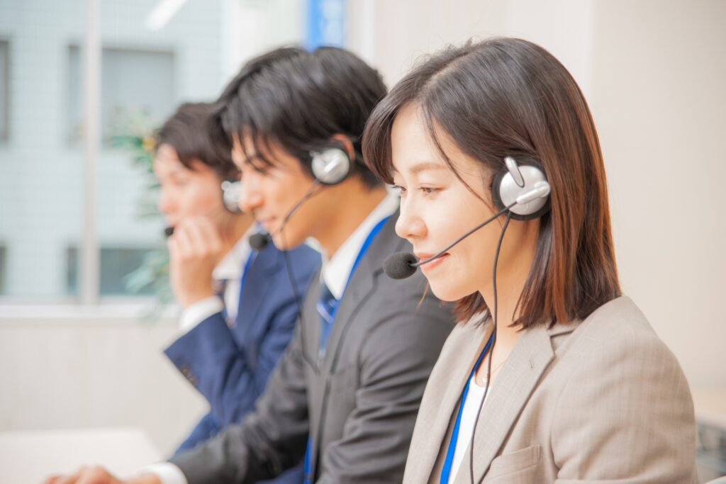電話対応している様子
