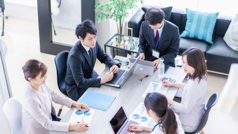 複数人が会議で話している様子
