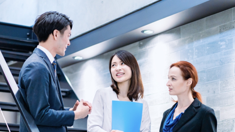 複数人が話している様子